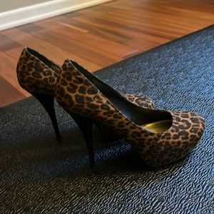 Used leopard print pumps